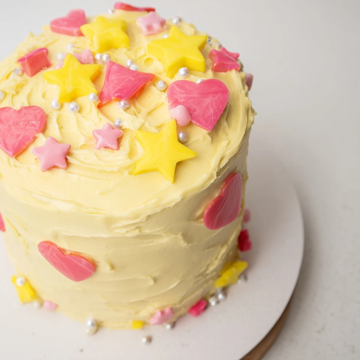 A beautifully decorated Château de Princesse Cœurs et Étoiles cake, ready for a special celebration.